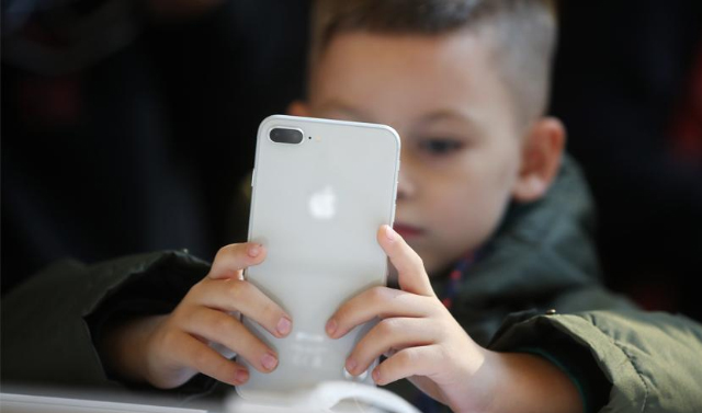 Ужесточить правила регистрации детей в соцсетях предложили в Госдуме