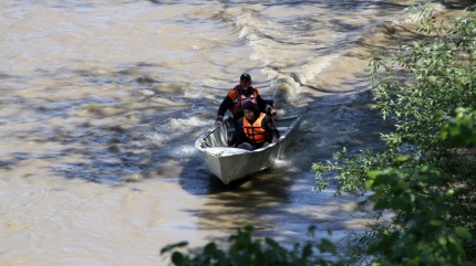 Около 300 спасателей и добровольцев ищут на реке Терек женщину и ее ребенка