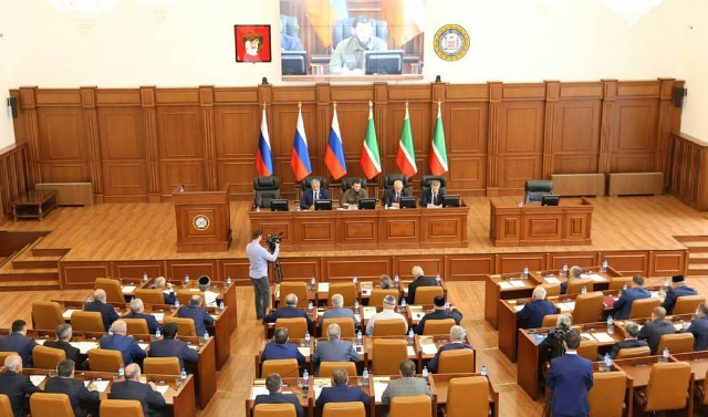 Депутаты парламента ЧР единогласно поддержали пакет поправок в Конституцию РФ