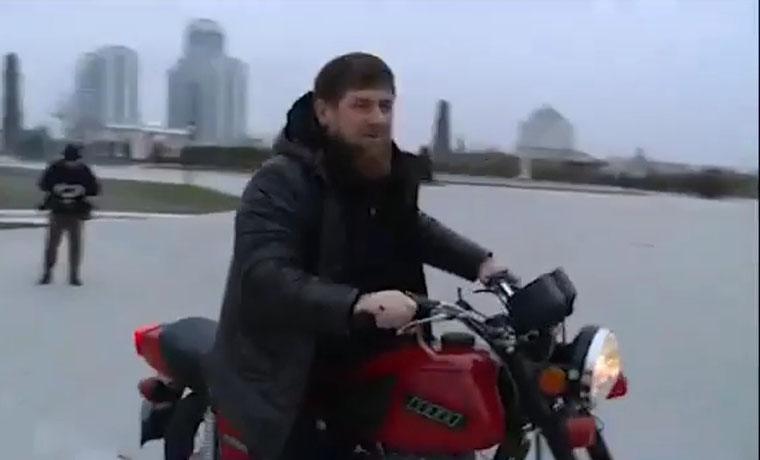 Кадыров  продемонстрировал возможности отечественного мотоцикла 