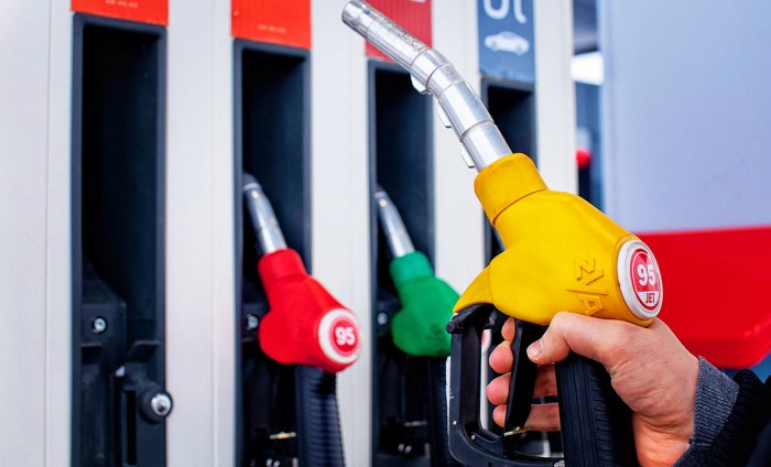 Вопрос регулирования цен на бензин в России не обсуждается, заявил Песков