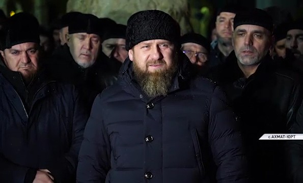 Рамзан Кадыров вместе с соратниками посетил кладбище Ахмата-Хаджи Кадырова