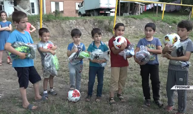 Детям 35-го и 56-го участков Грозного подарили футбольные снаряжения 