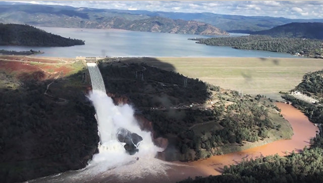 200 тысяч человек эвакуируют из-за угрозы обрушения самой большой плотины в США