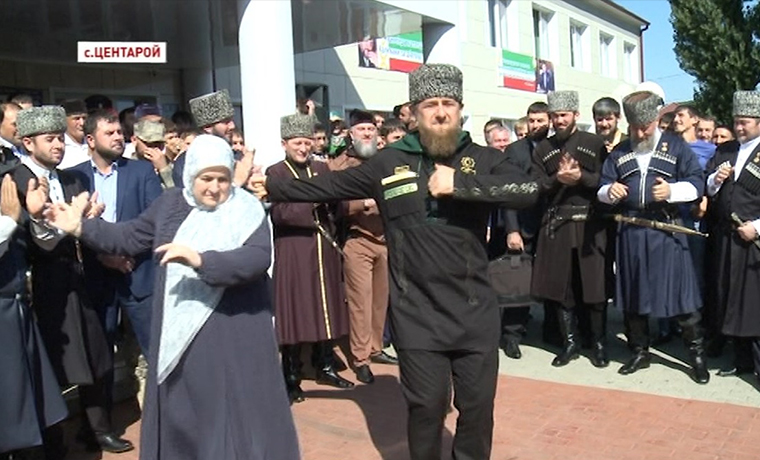 Рамзан Кадыров вместе со своей матерью прибыл на избирательный участок в родовом селении Центарой