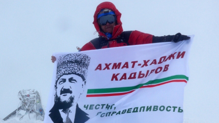 Флаг с портретом Ахмата-Хаджи Кадырова поднят на вершину горы Эльбрус