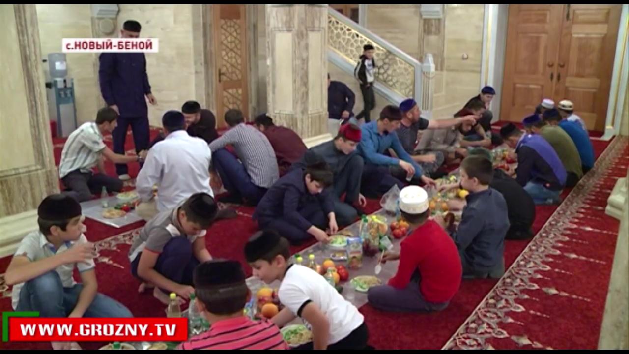 В Священный месяц Рамадан к вечеру в главных святынях Чечни накрываются столы для постящихся 