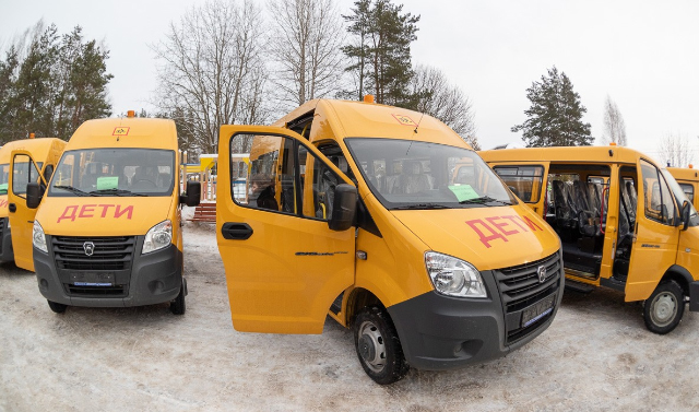 Школы Чечни получили 38 микроавтобусов