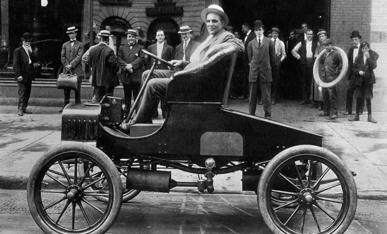 14 августа 1893 года автомобилисту были вручены первые водительские права