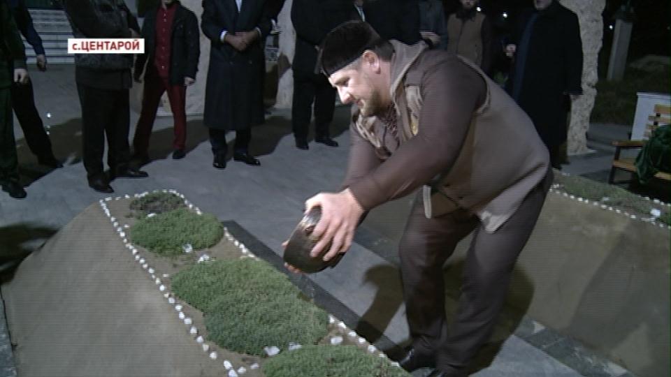 Р.Кадыров с узбекскими гостями посетил могилу первого президента Чечни А.-Х.Кадырова