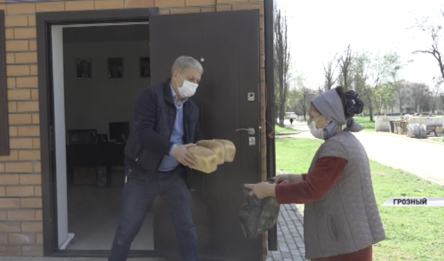 Фонд Кадырова раздал жителям Грозного 10 тысяч буханок хлеба 