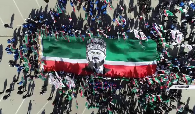 Тысячи жителей Чечни приняли участие в торжественном шествии в честь Дня Конституции 