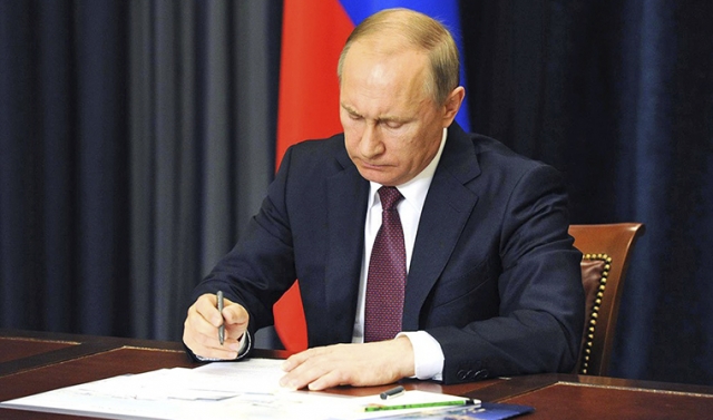 Владимир Путин подписал закон, освобождающий от обязанности доказывать отсутствие долгов по ЖКХ 