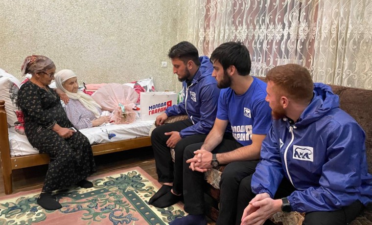 Молодогвардейцы поздравили с Днем чеченской женщины долгожительницу Тавит Ахтаеву