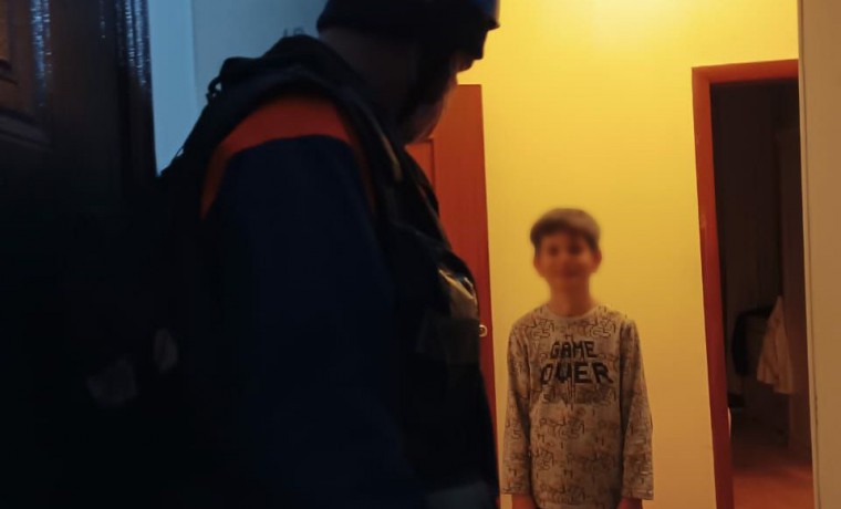 Сотрудники МЧС деблокировали дверь квартиры с малолетним ребенком в Грозном