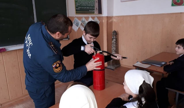 Пожарные Чечни научили школьников действиям при пожаре