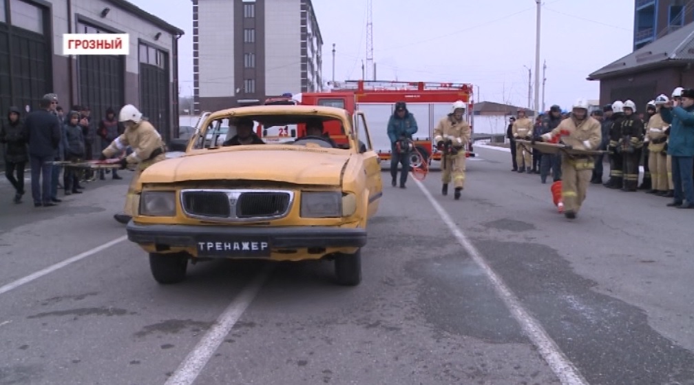 Пожарные службы в Чечне совершенствуют навыки спасения людей 