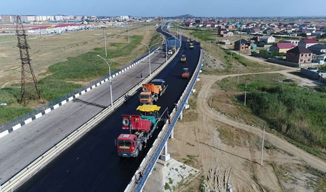 На федеральных трассах Чечни, Калмыкии и Дагестана обновляют дорожное полотно