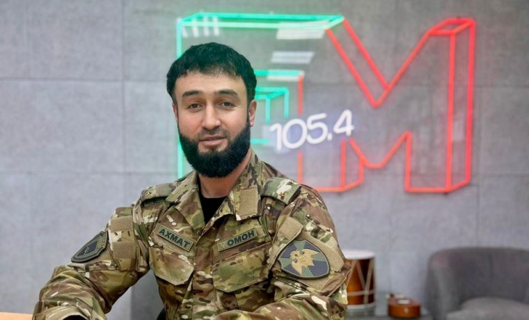 Офицер Росгвардии принял участие в эфире радио «Грозный» ко Дню Героев Отечества