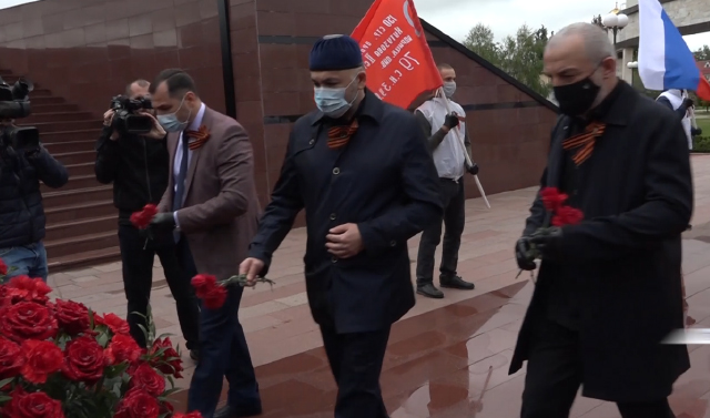 Партийцы «Единой России» возложили цветы к мемориалу памяти А.-Х. Кадырова и Вечному огню в Грозном