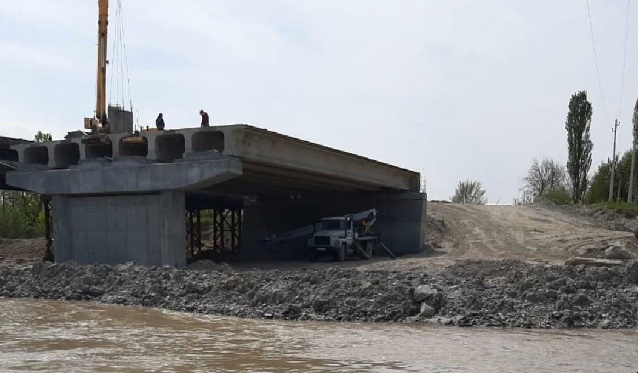 В Грозном продолжается реконструкция моста по ул. Химзаводская через реку Сунжа 