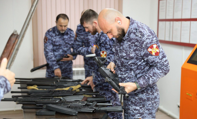 В Управление Росгвардии по Чеченской Республике граждане передали 20 единиц оружия для нужд СВО