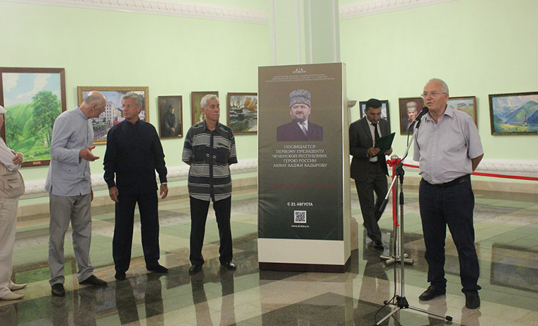 В Мемориальном комплексе Славы имени Ахмата-Хаджи Кадырова открылась выставка работ «Помним и чтим»