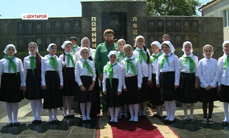 Рамзан Кадыров поздравил с окончанием школы выпускников Центароевской школы №1