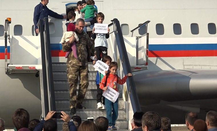 В Грозный  прибыл спецрейс из Сирии со спасенными гражданами России