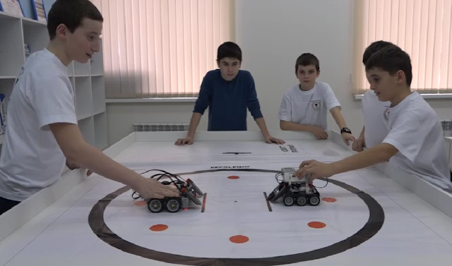 Маленькие изобретатели трудятся в технопарке в математической школе Грозного 