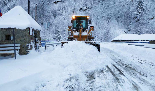 В горных районах Чечни продолжаются снегоуборочные работы
