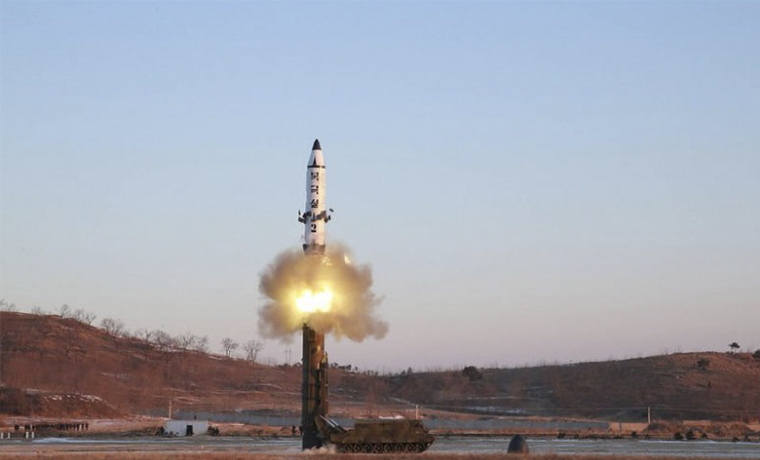 СМИ: КНДР перемещает баллистическую ракету на западное побережье для запуска