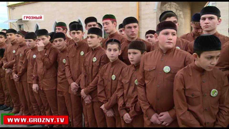В Чечне стало на 305 хафизов больше. Рамзан Кадыров посетил церемонию вручения сертификатов об окончании школы хафизов