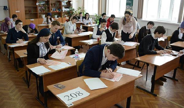 Выпускники школ Чечни сдают единый государственный экзамен по русскому языку