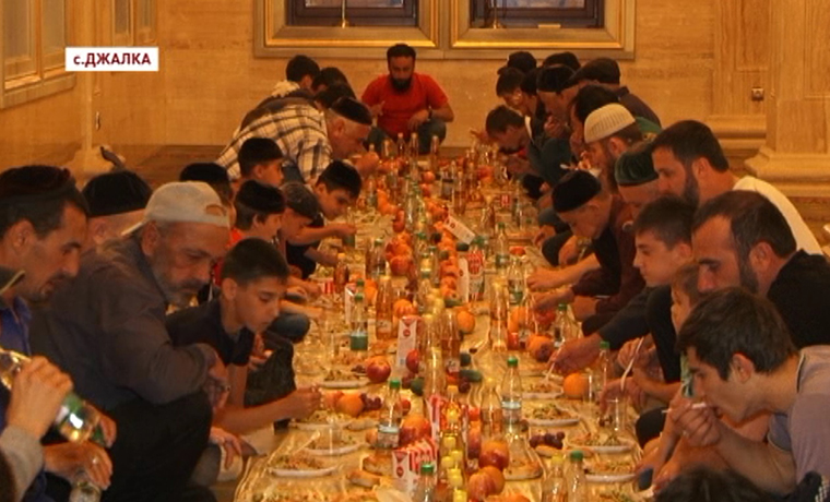 Коллективный ифтар приносит радость мусульманам, соблюдающим пост в священный месяц Рамадан