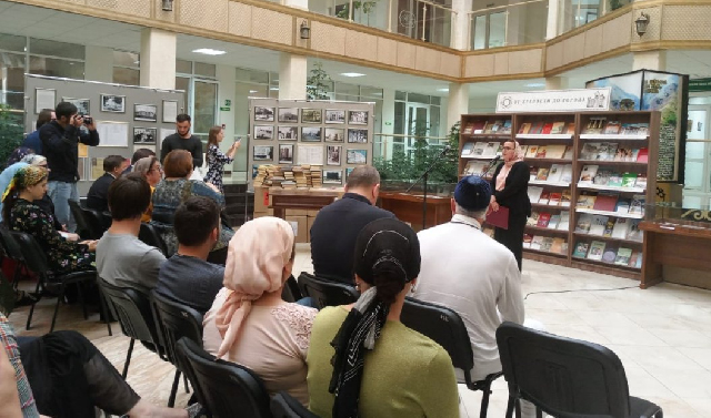 Национальной библиотеке Чечни передали книги от поискового движения «Живем и помним»