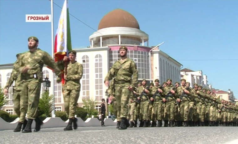 Сотрудники правоохранительных органов и военнослужащие готовятся к параду Победы 9 мая в Грозном