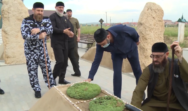 Глава ЧР вместе с соратниками посетил могилу Ахмата-Хаджи Кадырова 