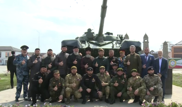В Шали торжественно открыли танк-памятник Т-72