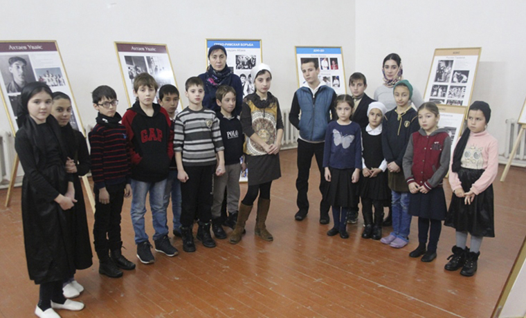 Передвижная выставка картин прошла в Сунженском районе Чечни