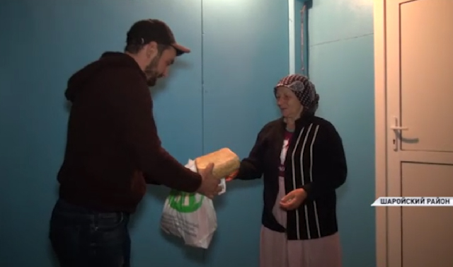 Фонд Кадырова раздал продукты для ифтара в Шаройском районе
