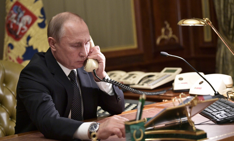 Президент РФ проводит международный телефонный разговор