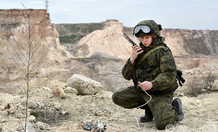 Чеченские саперы получили защищающие от пуль и осколков костюмы