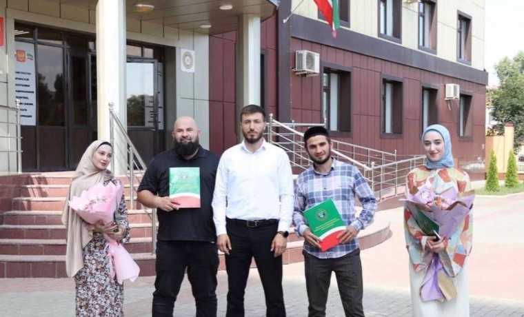 В МинНацИнформ ЧР состоялось награждение победителей журналистского конкурса «Зеленая волна»