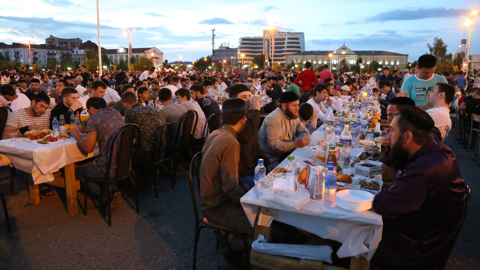 Всенародный ифтар в Грозном посетили более тридцати тысяч человек