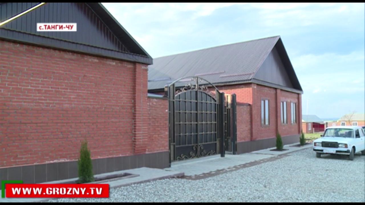 Рамзан Кадыров обеспечил жильем семейство Охаевых и побывал на новоселье.