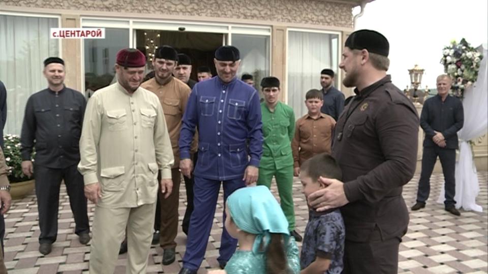 Главу Чечни поздравили дети его соратников