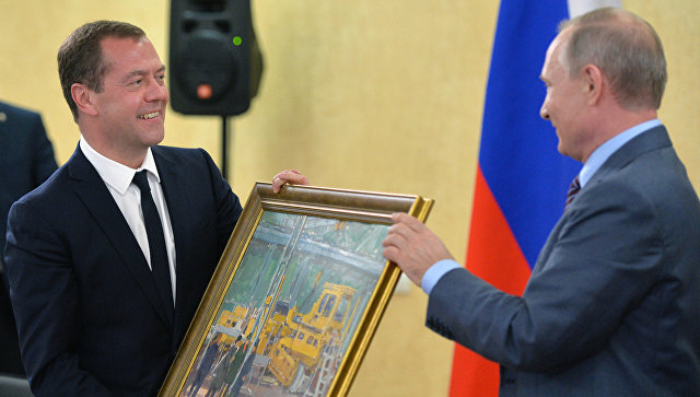 Владимир Путин подарил Дмитрию Медведеву на день рождения картину «В цеху»