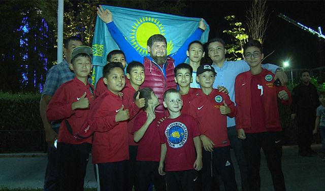 Рамзан Кадыров пообщался с туристами, совершая велопрогулку по Грозному