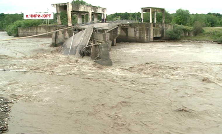 Водный поток обрушил мост через реку Аргун в районе села Чири-Юрт